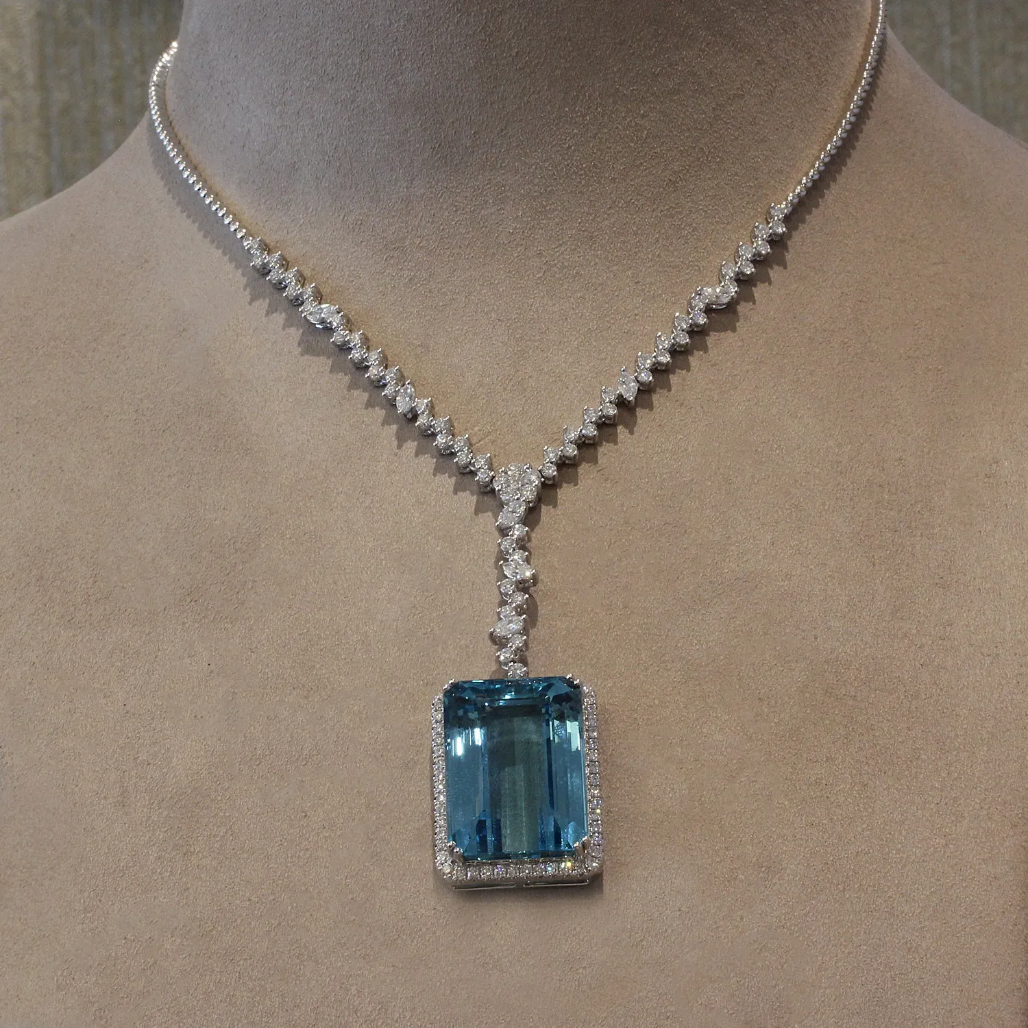 Magnificent Aquamarine Diamond Gold Necklace