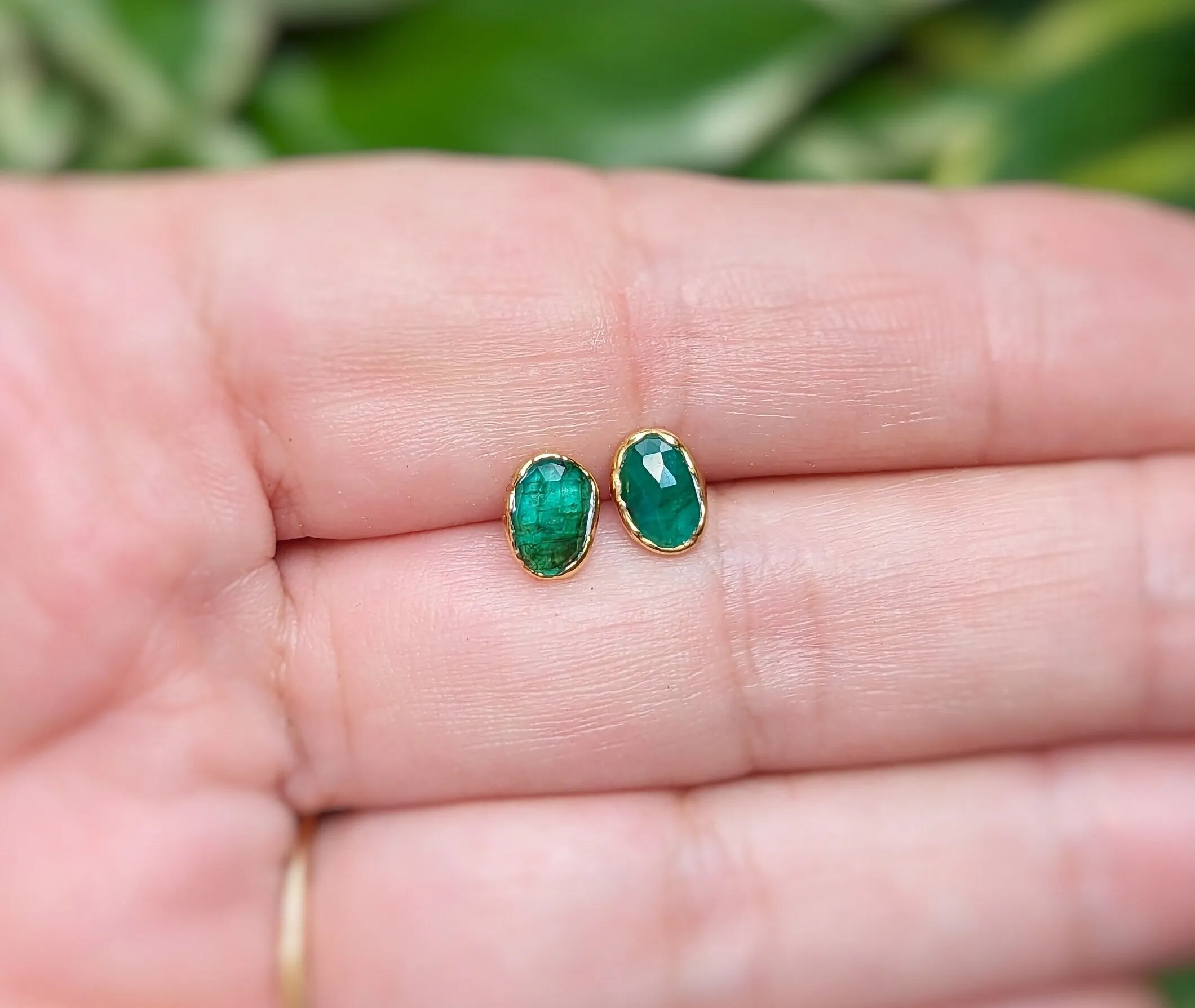 Natural Emerald stud earrings in 18k Gold