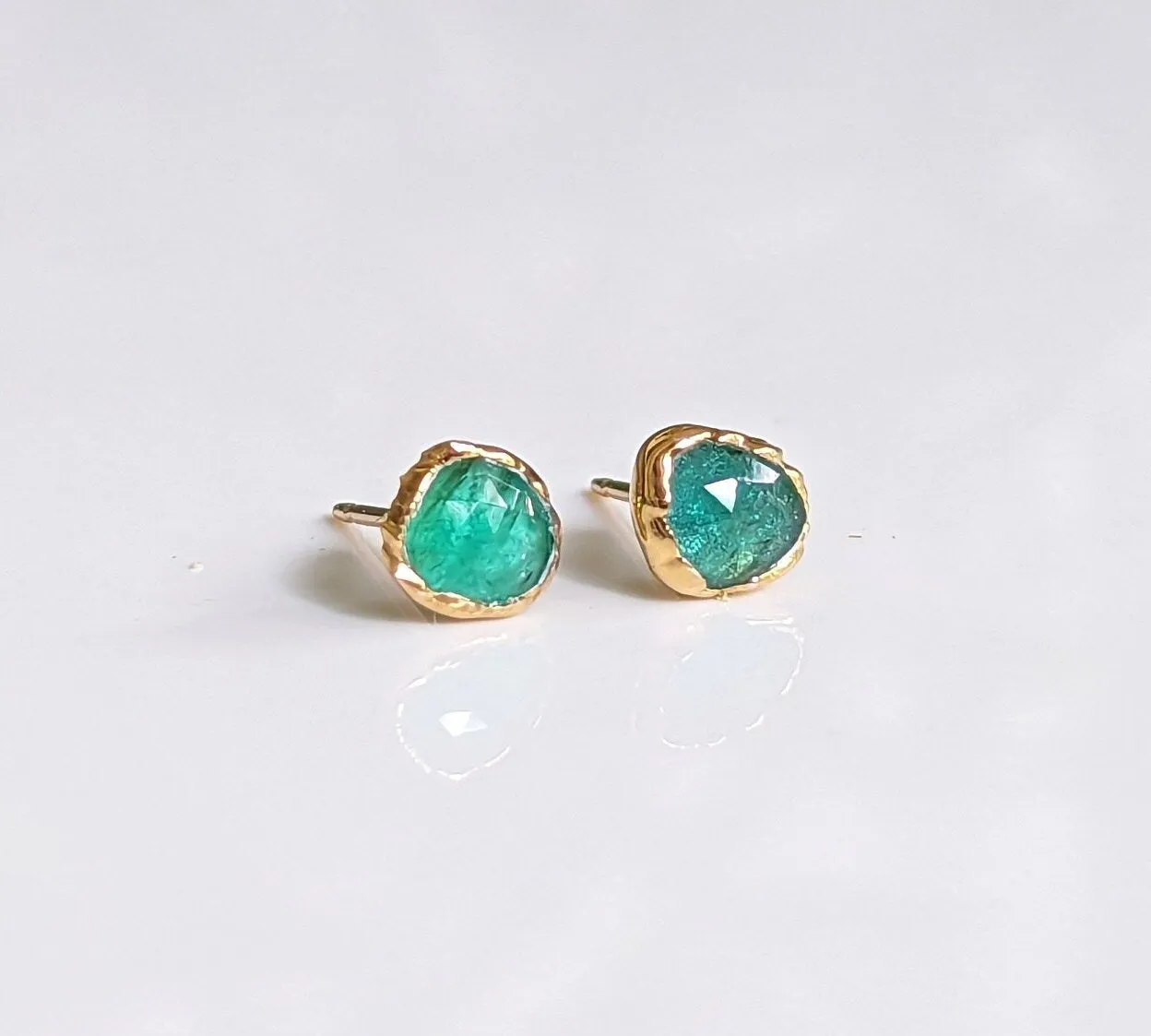 Natural Emerald stud earrings in 18k Gold