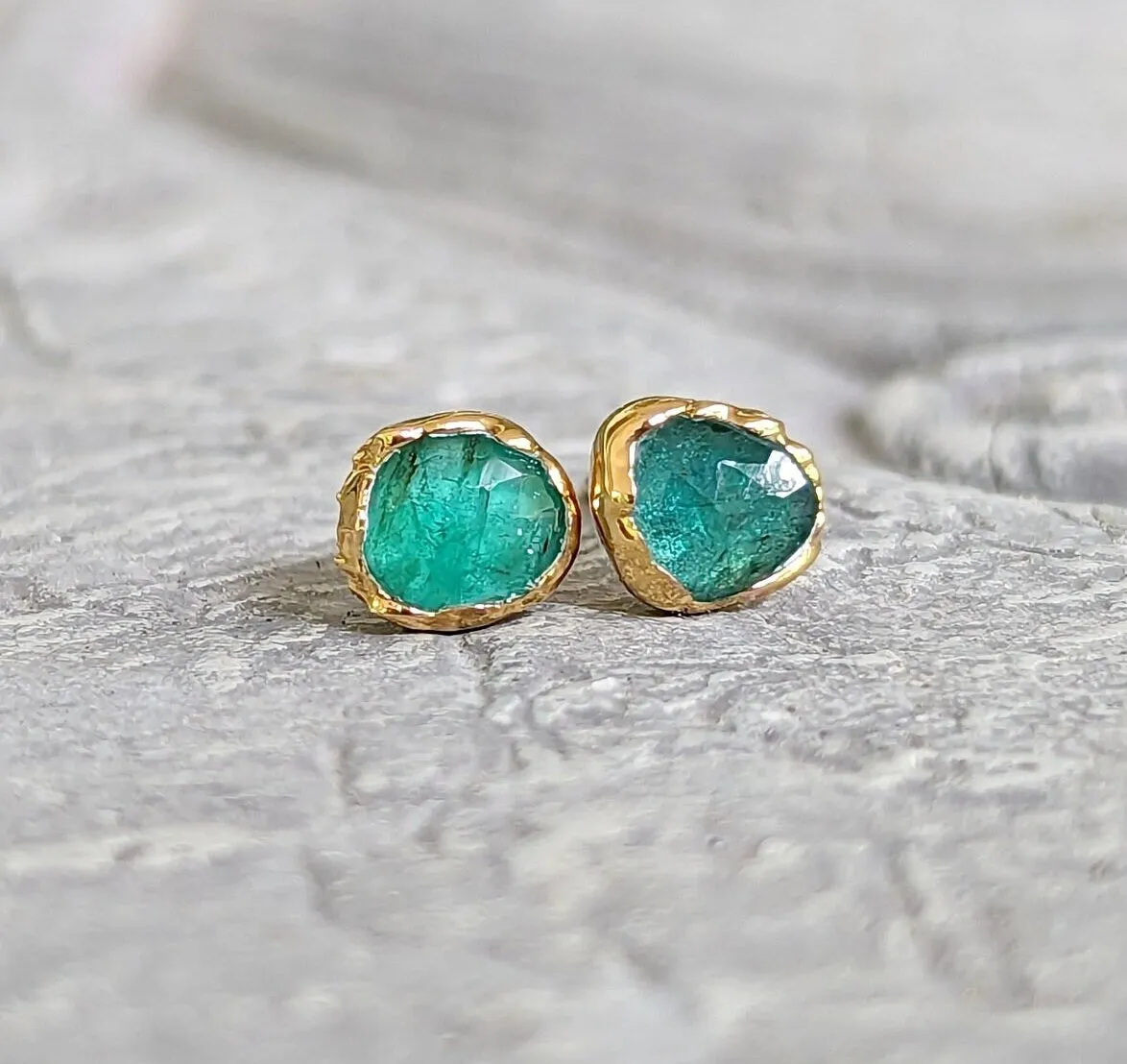 Natural Emerald stud earrings in 18k Gold