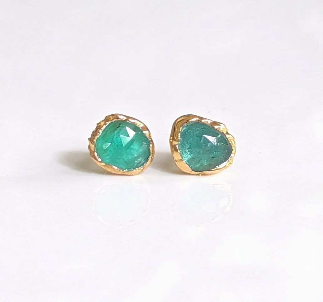 Natural Emerald stud earrings in 18k Gold