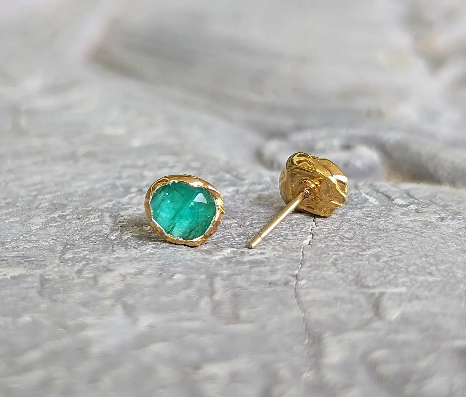 Natural Emerald stud earrings in 18k Gold