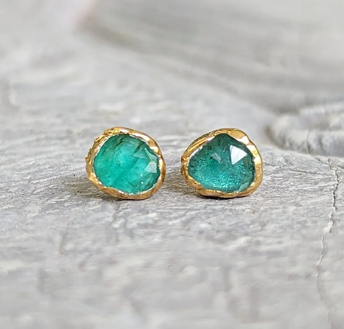Natural Emerald stud earrings in 18k Gold