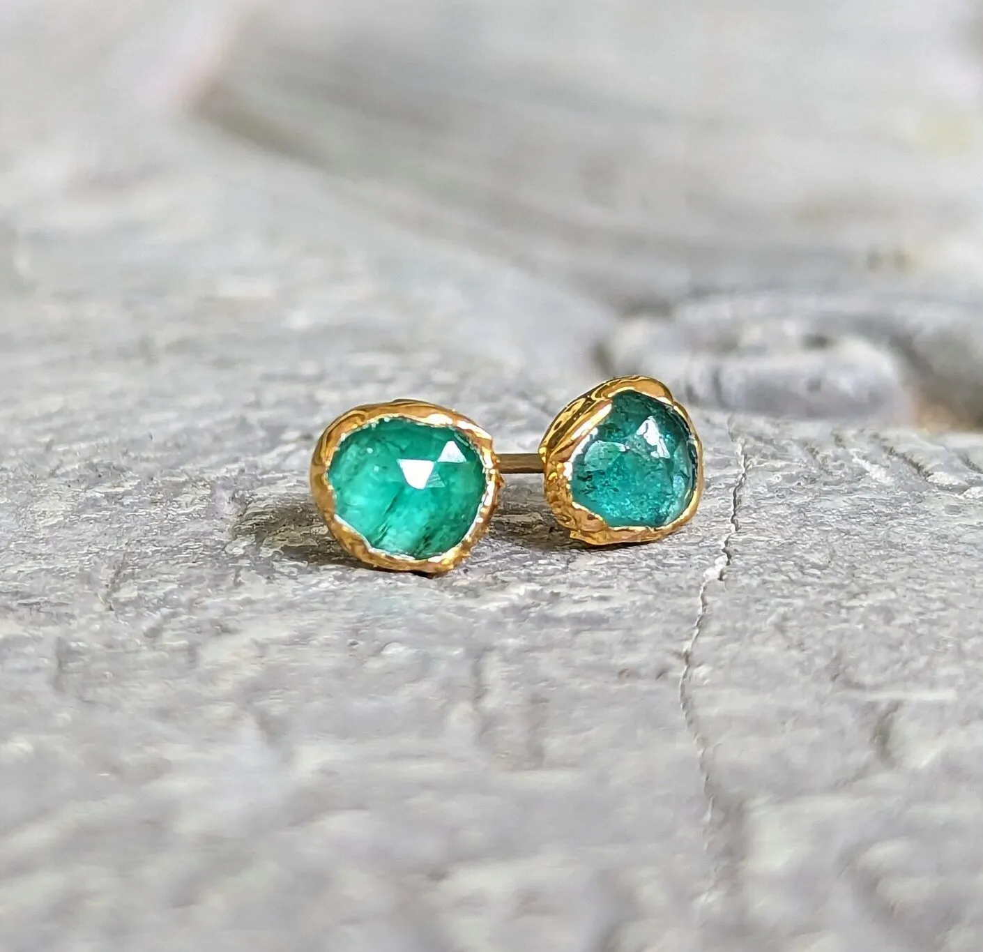 Natural Emerald stud earrings in 18k Gold