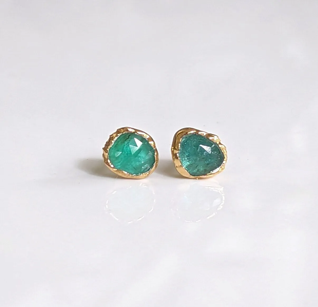 Natural Emerald stud earrings in 18k Gold