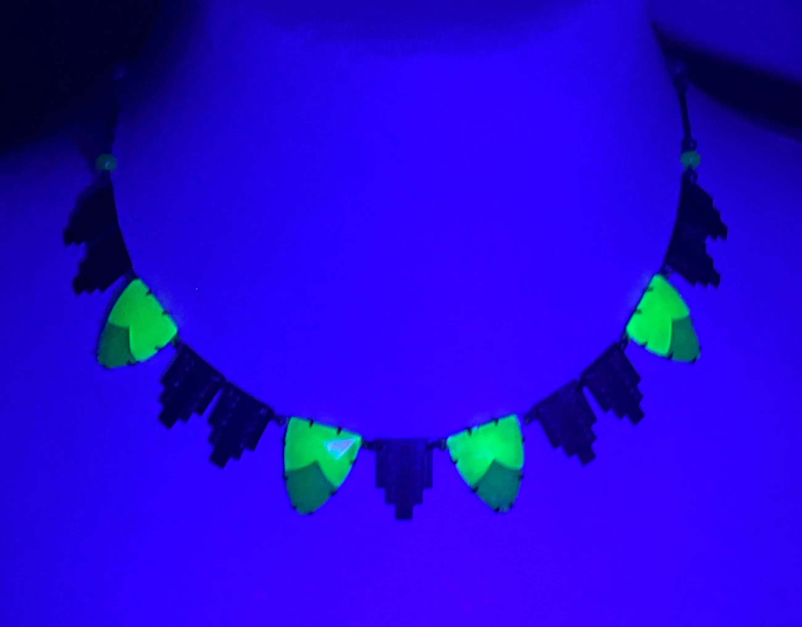 Vintage uranium & emerald green moulded Vauxhall glass Art Deco geometric design necklace, set in antique gold tone, unusual UV mirror glass
